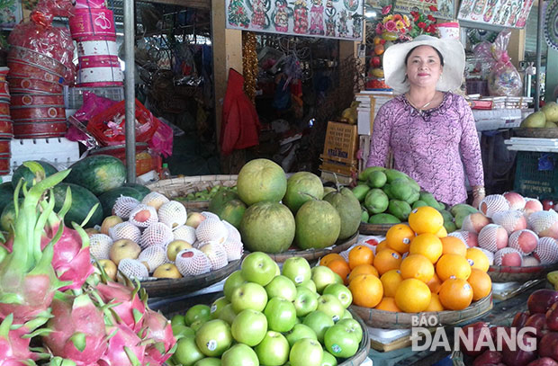 Quầy trái cây của chị Nguyễn Thị Hồng (chợ Hòa Khánh).