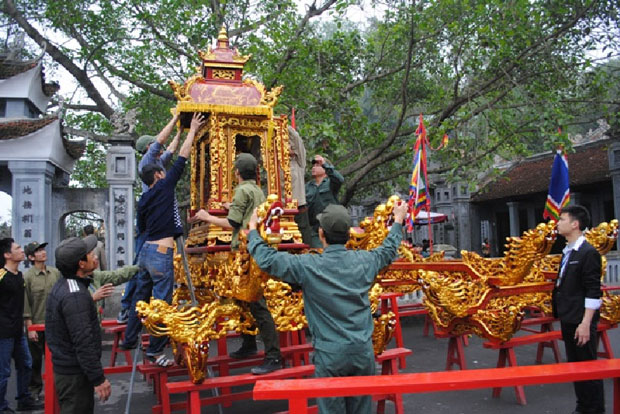 Chuẩn bị long kiệu tại Lễ hội đền Cửa Ông, thành phố Cẩm Phả, tỉnh Quảng Ninh. Nguồn: quangninh.gov.vn