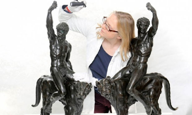 Tiến sĩ Victoria Avery đang nghiên cứu hai tượng đồng được cho là của Michelangelo.