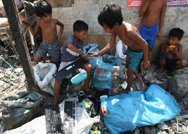 Ước tính có khoảng 5.500 “công ty gia đình” hoạt động xử lý rác thải điện tử tại Giuyu. Mỗi người lao động được trả lương từ 2.000 tới 3.000 nhân dân tệ (tương đương 243 tới 364 euro) mỗi tháng, tùy theo giá thị trường. Những em bé tầm 14-15 tuổi cũng đã tham gia làm việc kiếm tiền phụ giúp gia đình.