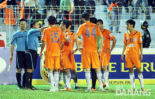 SHB DN players arguing with referee Hoang Ngoc Ha (second left) after the goal was disallowed 