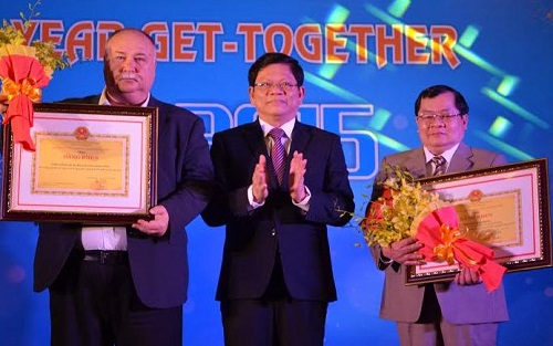 PC Deputy Secretary Vo Cong Tri (centre) presenting Certificates of Merit to 2 outstanding ex-pats