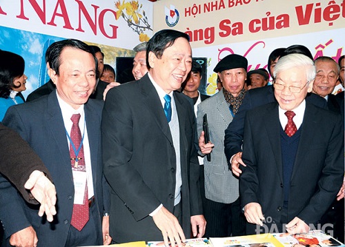 Party General Secretary Trong (1st right) and Da Nang Journalists’ Association Chairman and Da Nang Newspaper Editor-in-chief Mai Duc Loc (middle) at the Da Nang stand.