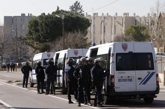 Cảnh sát Marseille chốt chặn lối vào khu nhà ở Castelane, Marseille,ngày 9-2-2015. Ảnh: Reuters