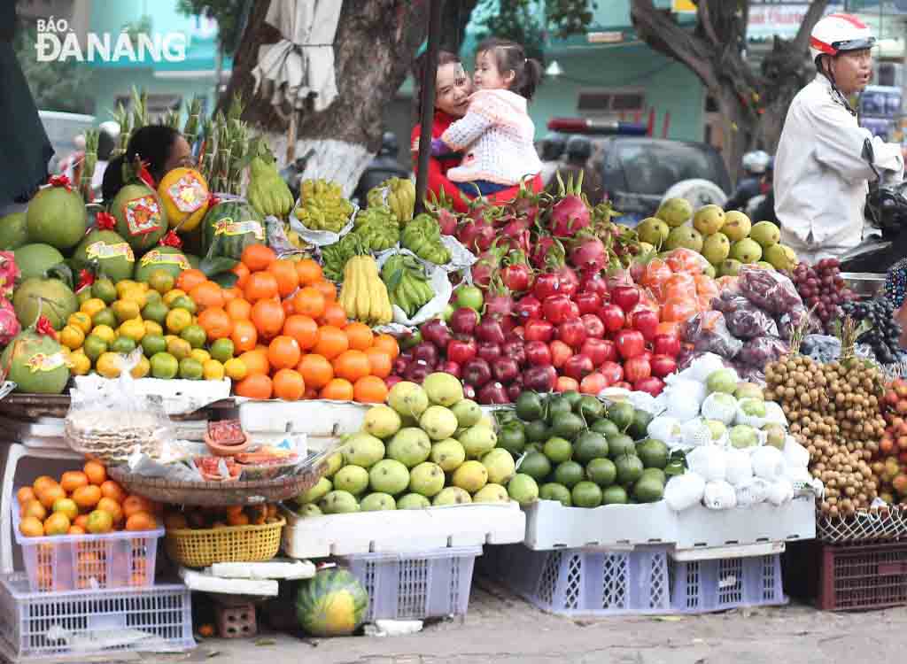 Một sạp hàng trái cây ở chợ Hàn bày bán quả phật thủ