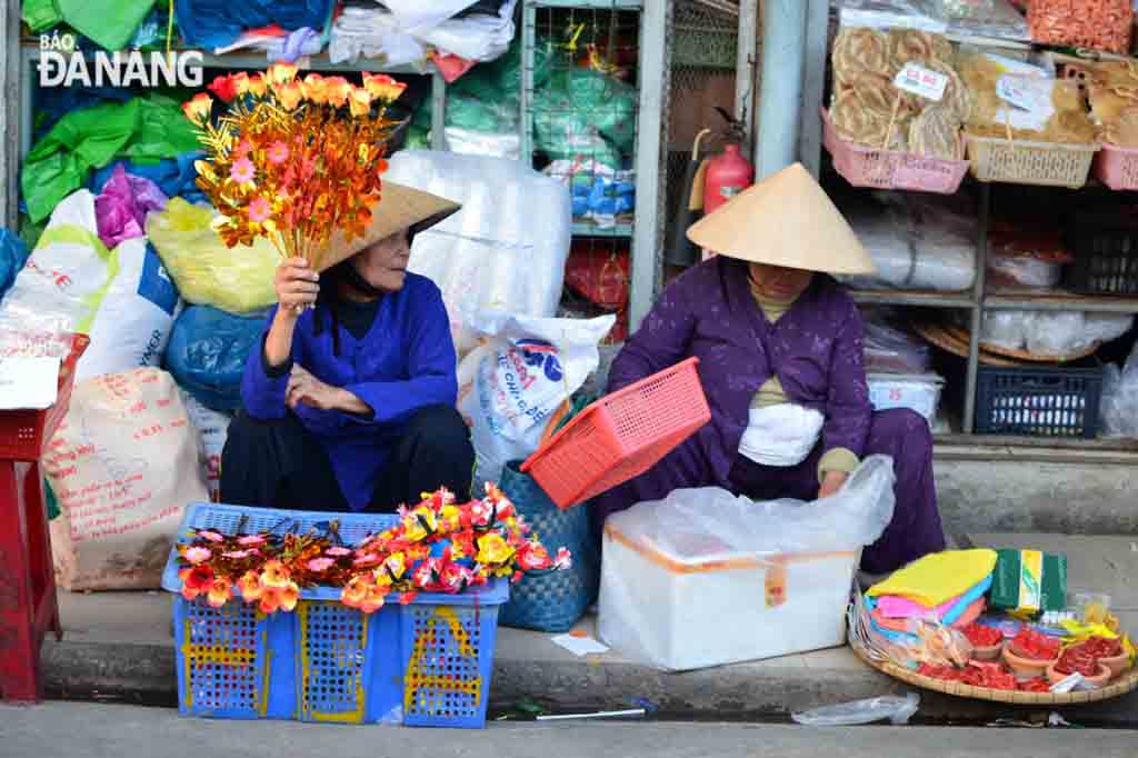 Đồ lễ cúng ông Công, ông Táo được bán ở hầu khắp các chợ ở Đà Nẵng. 