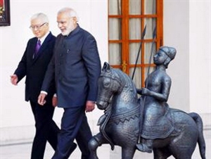 Singapore's President Tony Tan Keng Yam (L) and Indian Prime Minister Narendra Modi 