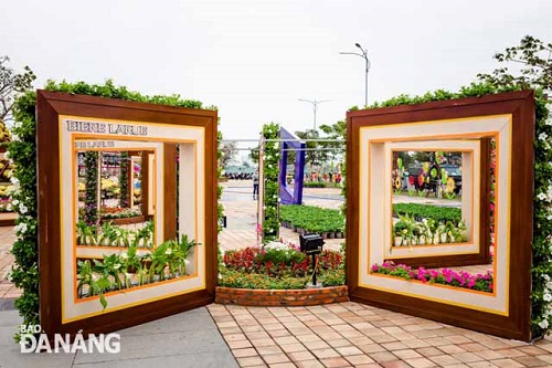  The “Picture Frames” floral decoration allows visitors to record memorable moments with their family members and friends.