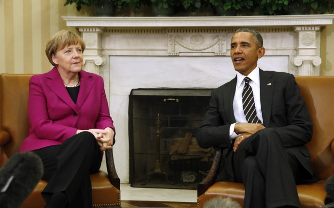 Thủ tướng Đức Angela Merkel và Tổng thống Mỹ Barack Obama trao đổi về tình hình Ukraine - Ảnh: Reuters