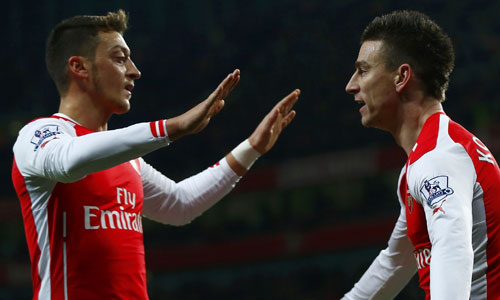 Ozil dọn cỗ cho Koscielny (phải) mở tỷ số và gián tiếp mang lại cơ hội để Walcott nhân đôi cách biệt. Ảnh: Reuters.