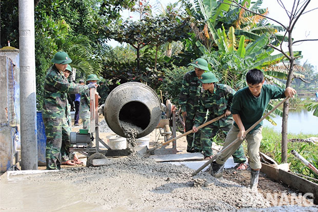 Cán bộ, chiến sĩ Bộ đội Biên phòng thành phố Đà Nẵng khẩn trương làm đường cho dân đón Tết.