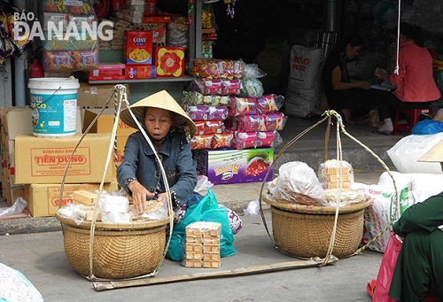 A woman selling tasty cakes from Hoi An City