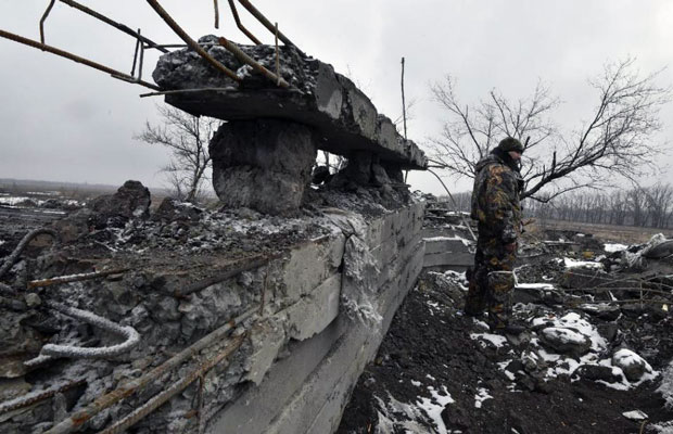 Lực lượng ly khai tuần tra tại Uglegorsk, cách thị trấn Debaltseve 6km về phía tây nam. Giao tranh diễn ra ở Debaltseve trong những ngày qua.                        Ảnh: AFP