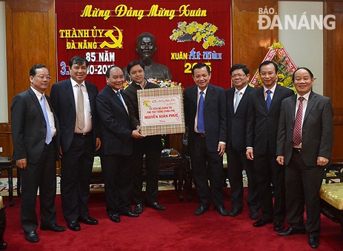 Deputy PM Phuc (3rd left) and Da Nang leaders