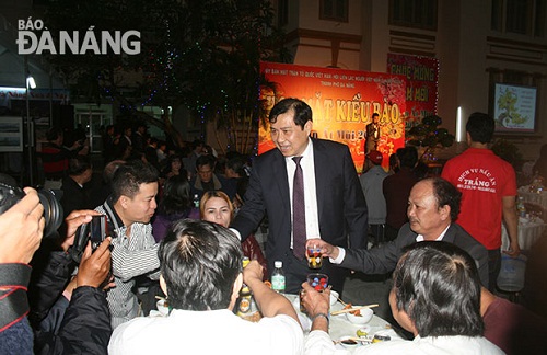 Chairman Tho and welcomes overseas Vietnamese at the party