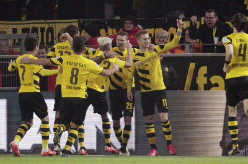 Niềm vui của các cầu thủ Dortmund sau khi ghi bàn vào lưới Mainz - Ảnh: Reuters 