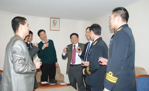 The Deputy Secretary of the Da Nang Party Committee, Mr Vo Cong Tri, (4th right) visiting the vessel and its crew members