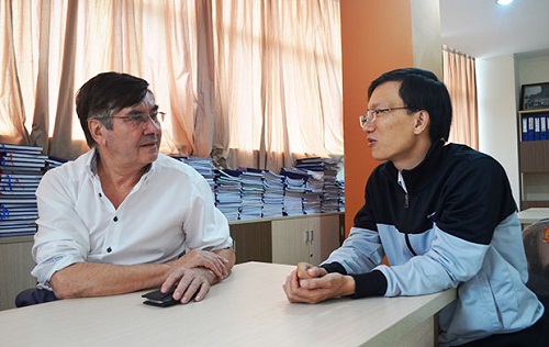 Mr Grinsven (left) and a colleague from Duy Tan University