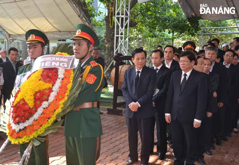 Đoàn Thành ủy, HĐND, UBND, Ủy ban Mặt trận Tổ quốc Việt Nam thành phố do đồng chí Trần Thọ, Bí thư Thành ủy, Chủ tịch HĐND thành phố dẫn đầu vào viếng.