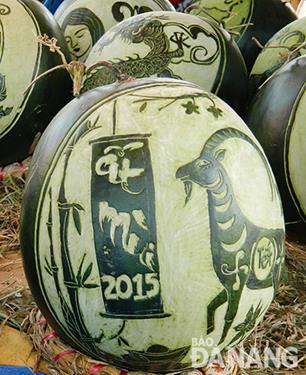  Watermelons engraved with various images are priced between a few 100,000 VND to several million each