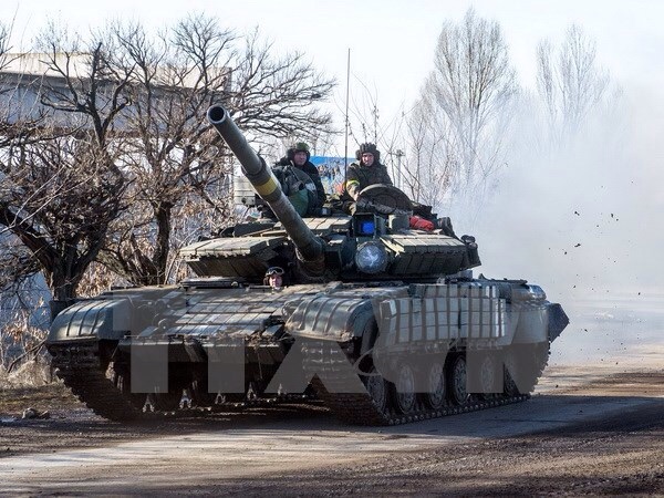 Xe tăng quân đội Ukraine tại thị trấn Debaltseve, khu vực Donetsk ngày 13-2 vừa qua. (Ảnh: AFP/TTXVN)