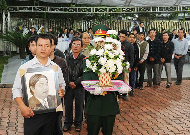 Nhiều người dân đã khắc họa lại chân dung ông Nguyễn Bá Thanh và đem dâng lên trước vong linh ông để bày tỏ lòng tôn kính, tiếc thương. 								                  Ảnh: VĂN NỞ