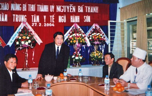 Anh Nguyễn Bá Thanh đến thăm TTYT Ngũ Hành Sơn