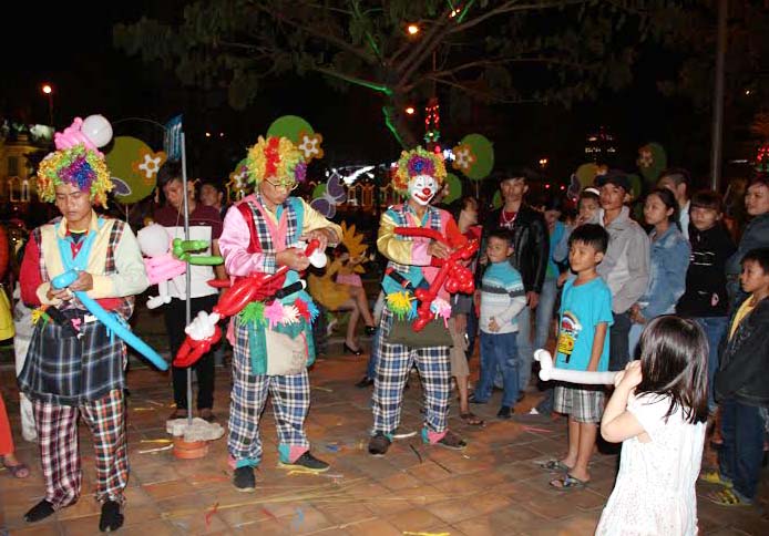 Khu vực tạo hình bong bóng thu hút đông đảo người xem, không chỉ trẻ em mà cả người lớn