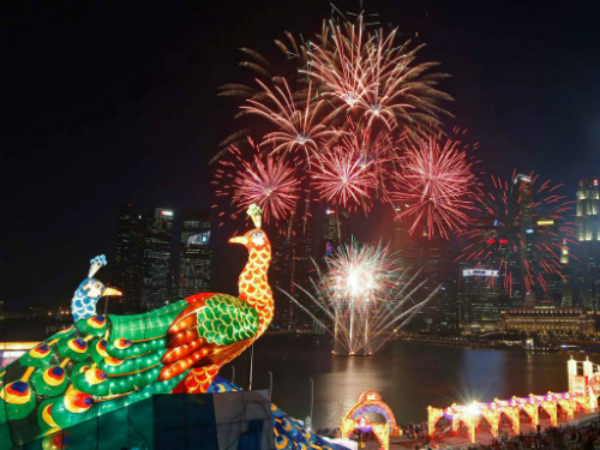 Pháo hoa rực sáng tại vịnh Marina, Singapore. Ảnh: Reuters