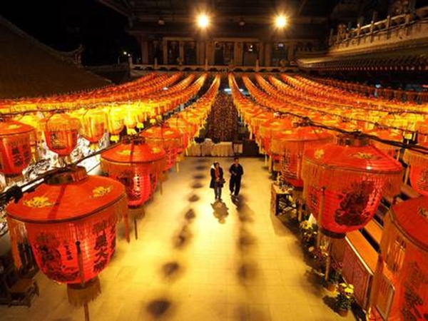 Hai người đi dạo tại đền Hsian Seh Gong, Tam Trọng, Đài Loan. Ảnh: Reuters