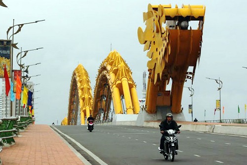 Very few motorbikes on the Rong (Dragon) Bridge …