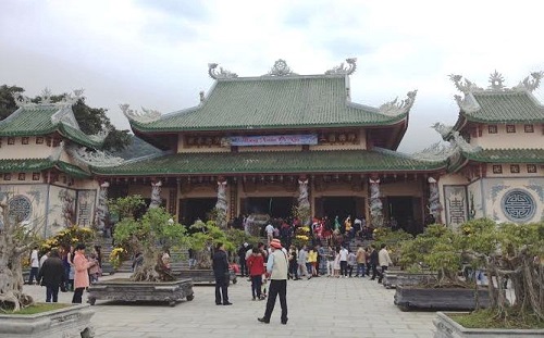    The Linh Ung Pagoda crowded with local residents …