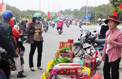   Truong Son Street crowded with local residents visiting the tombs of their relatives.