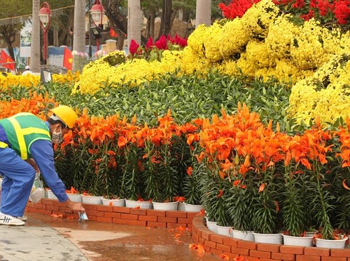  A worker collecting litter along the flower street