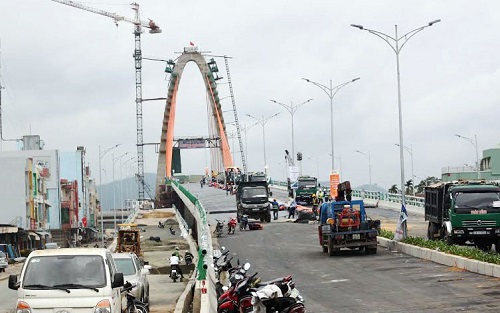 Work continues at the Hue T-junction overpass.  Workers have no Tet holiday to ensure that the project is completed on schedule.