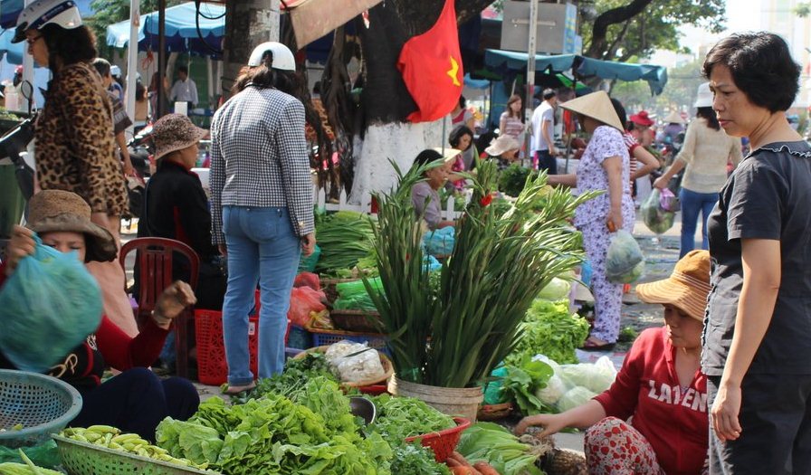 Nhiều người đi chợ để lấy may đầu năm theo kiểu “thuận mua vừa bán”.