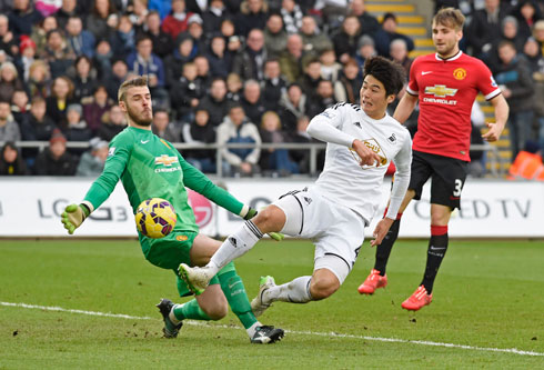 Ki Sung-Yeung mở màn cho cuộc lội ngược dòng của Swansea. Ảnh: Reuters.