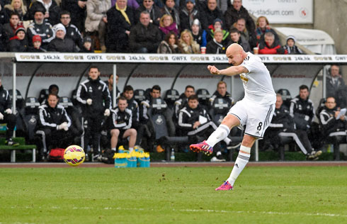 Shelvey dứt điểm quyết đoán làm bất ngờ cả hàng thủ Man Utd. Ảnh: Reuters.