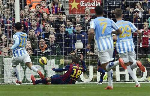 Juanmi (trái) trừng phạt sai sót của Barca, góp phần làm nên thắng lợi bất ngờ cho Malaga. Ảnh: AFP.