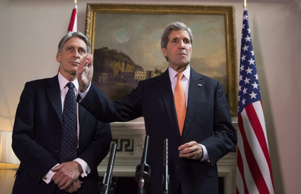 Ngoại trưởng Mỹ, John Kerry và người đồng cấp Anh, Phillip Hammond tại cuộc gặp gỡ ngày 21-2-2015 để bàn thảo các lệnh trừng phạt nhằm vào Nga.  Ảnh: Reuters