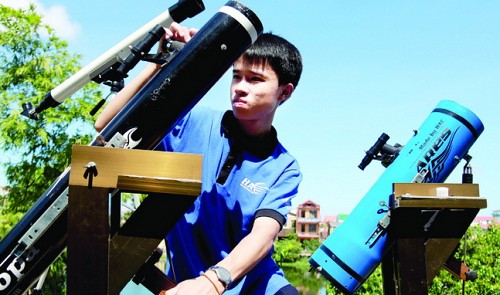 Dang Hoang San and his self-made telescopes (Photo: Tuoi Tre)