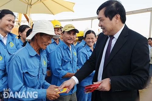 Chairman Tho giving lucky money to some workers at the Asia Park construction site