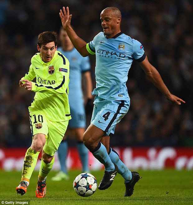 Dù không ghi bàn nhưng Messi (trái) vẫn tỏa sáng trước Man City của Kompany.                                  Ảnh: Daily Mail