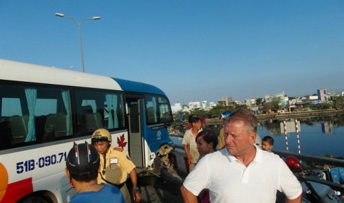 The scene of the bus with 20 foreigners and overseas Vietnamese