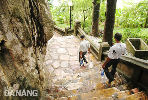 Lối xuống cổng phía Đông gồm 108 bậc được lát đá có nhiều chiếu nghỉ để du khách đỡ mệt khi lên, xuống.