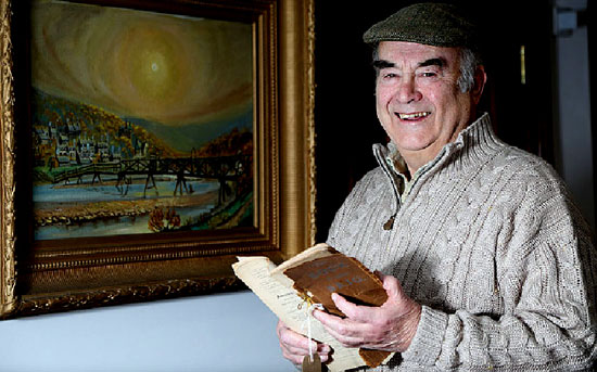 Walter Elliot, 80 tuổi với tập truyện ngắn Sherlock Holmes vừa phát hiện và bên cạnh là bức tranh cây cầu Bannerfield ở Selkirk, Scotland trước khi bị lũ cuốn trôi năm 1902.