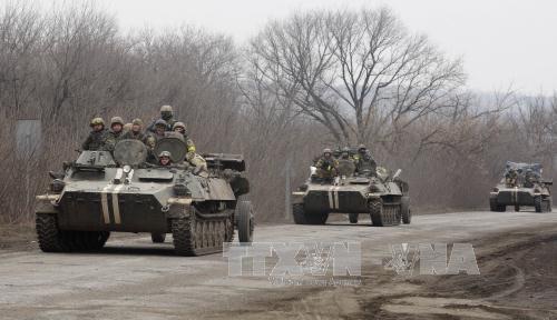 Xe quân sự Ukraine rút khỏi giới tuyến ở thành phố miền đông Artemivsk, Donetsk, ngày 26-2. Ảnh: AFP/TTXVN