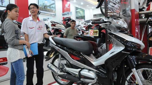 A customer and an attendant at a Honda store in Ho Chi Minh City.