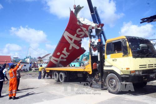 Phần đuôi máy bay QZ8501 được chuyển lên xe tải tại cảng biển Kumai, Trung Kalimantan ngày 7/2 để đưa tới Jakarta. Ảnh: AFP-TTXVN