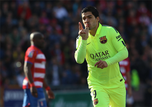 Suarez (áo vàng) đang dần lấy lại phong độ tốt. Ảnh: Reuters